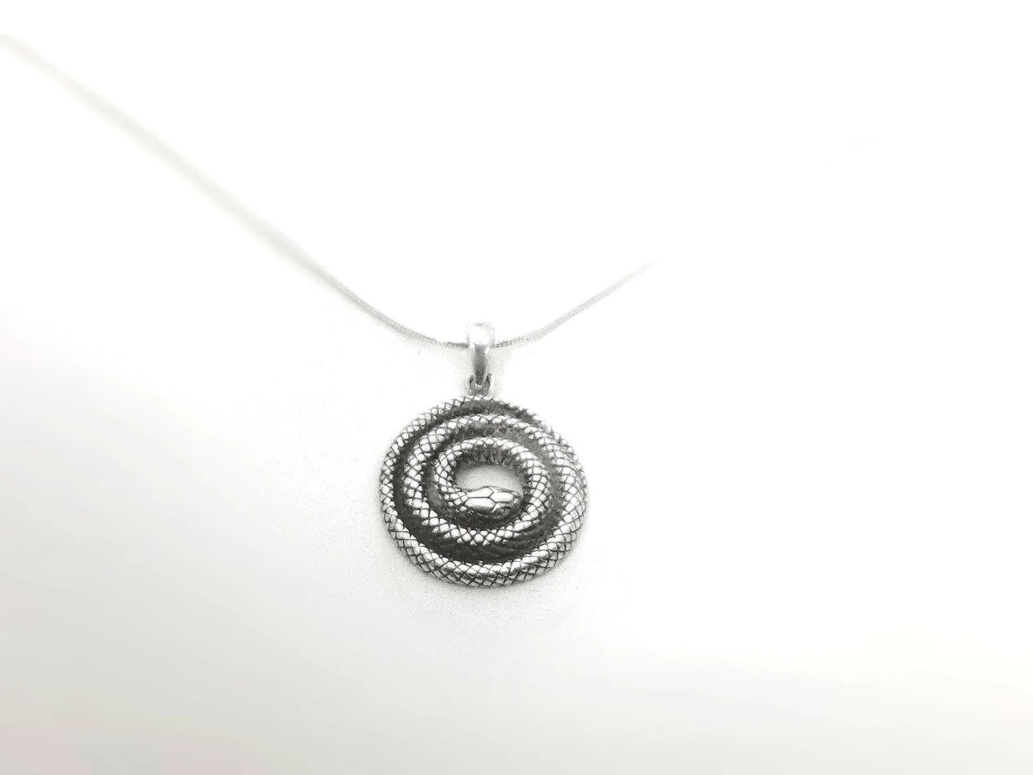 Colgante Serpiente Enrollada en Plata 925 con Cadena