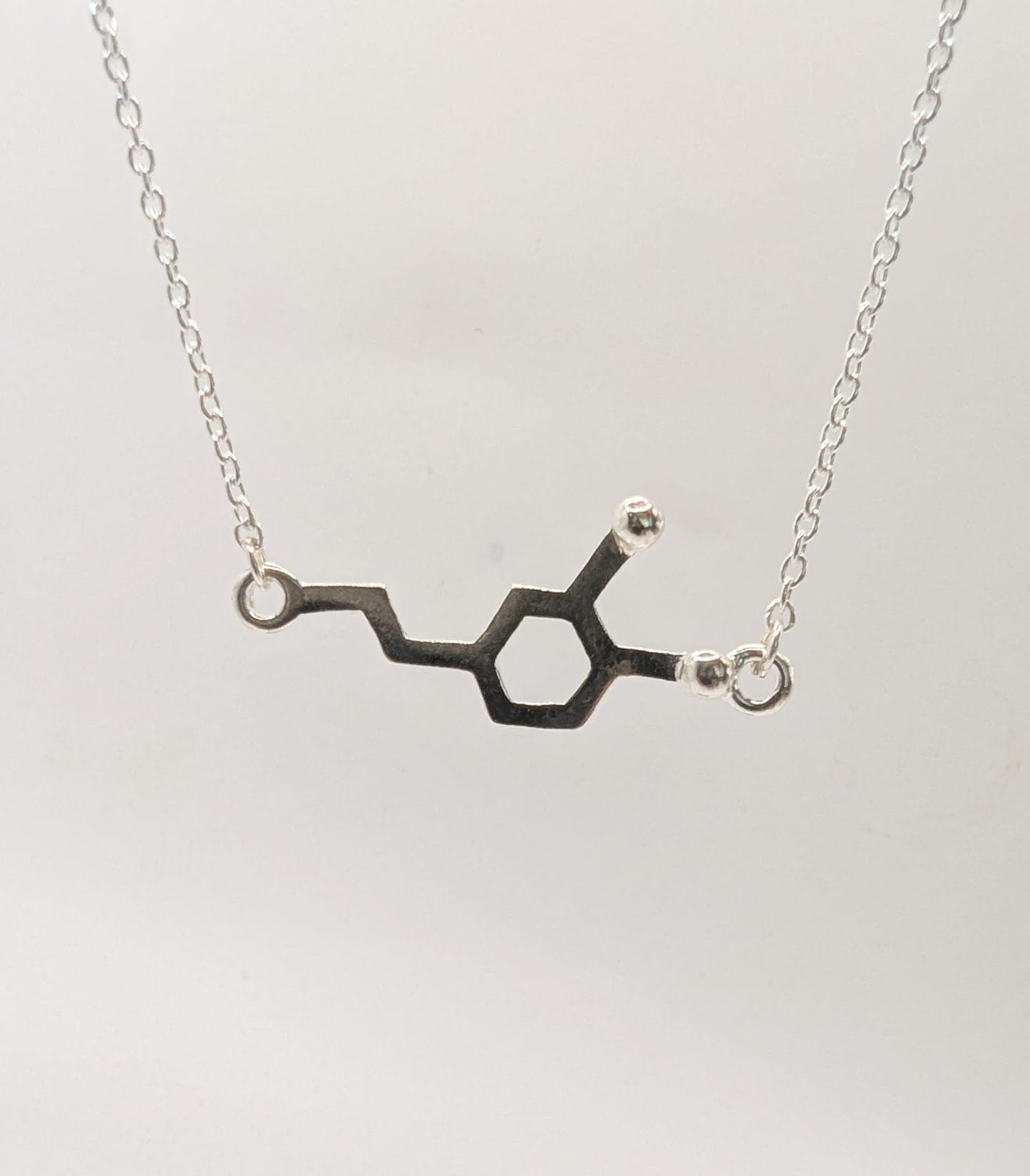 Collar Molécula de Dopamina – Energía, Motivación y Alegría en Plata 925 u bañado en Oro 18k