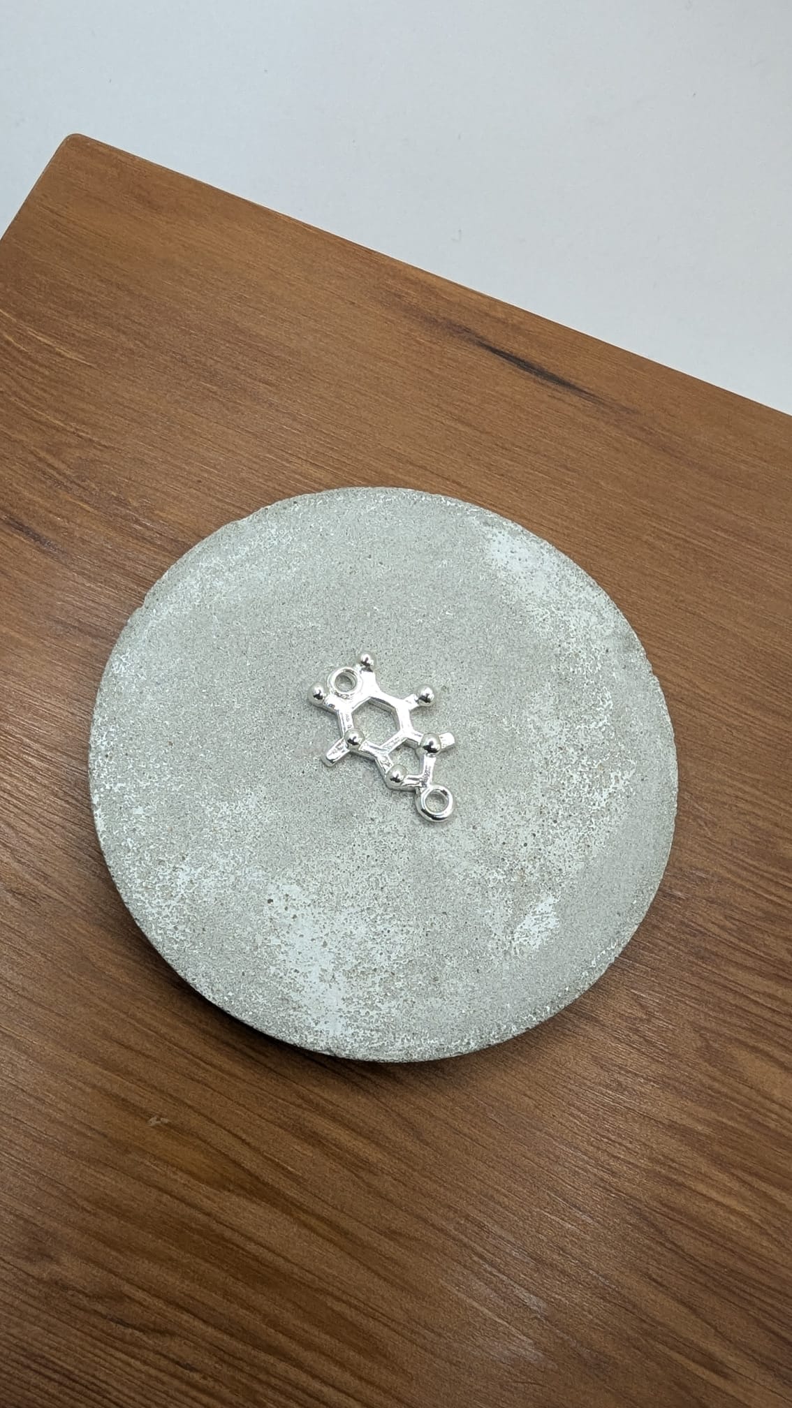 ☕ Collar Molécula de Cafeína – Energía, Enfoque e Inspiración en Plata 925 o Bañado en Oro 18k