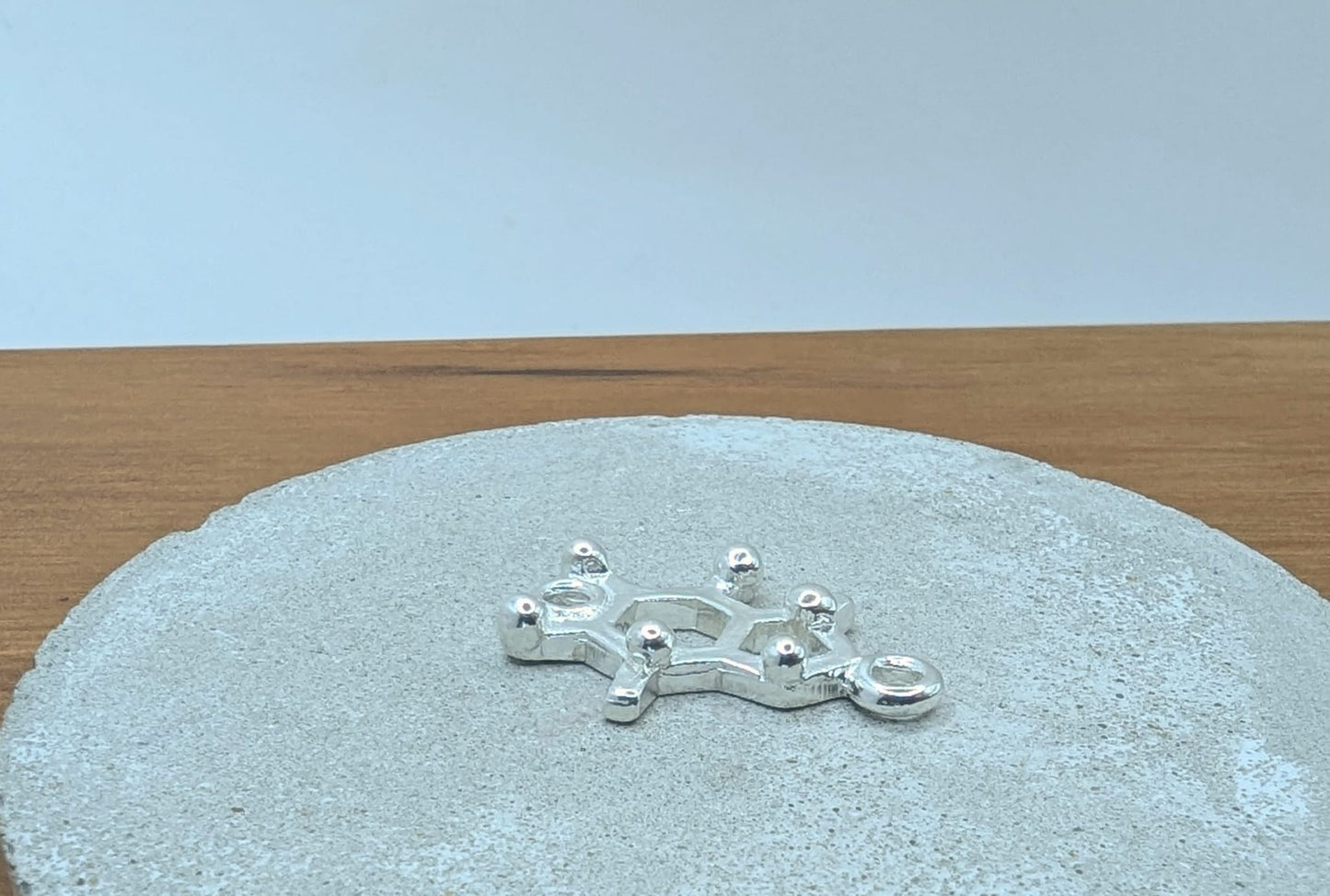 ☕ Collar Molécula de Cafeína – Energía, Enfoque e Inspiración en Plata 925 o Bañado en Oro 18k