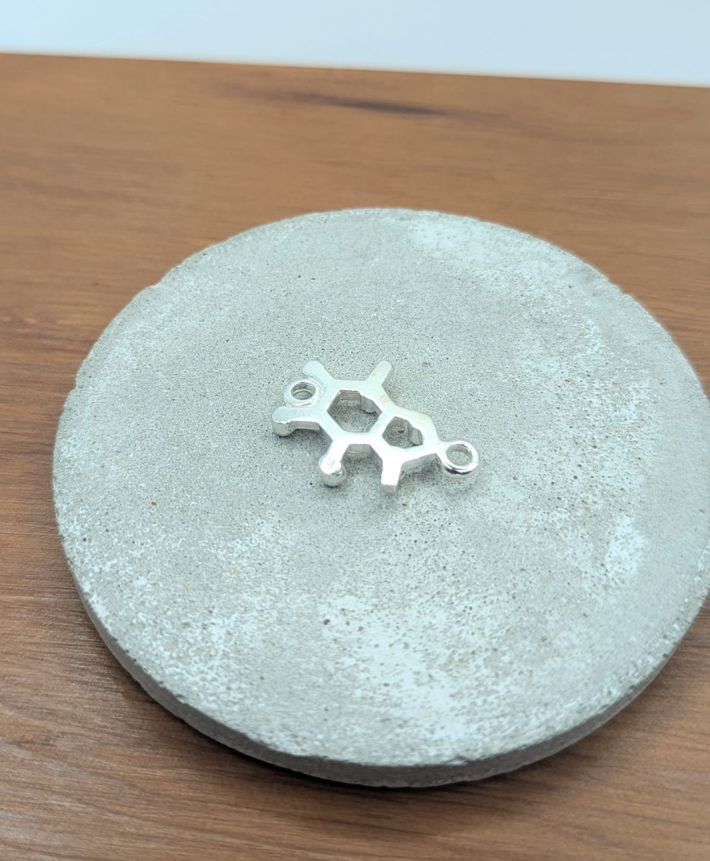 ☕ Collar Molécula de Cafeína – Energía, Enfoque e Inspiración en Plata 925 o Bañado en Oro 18k