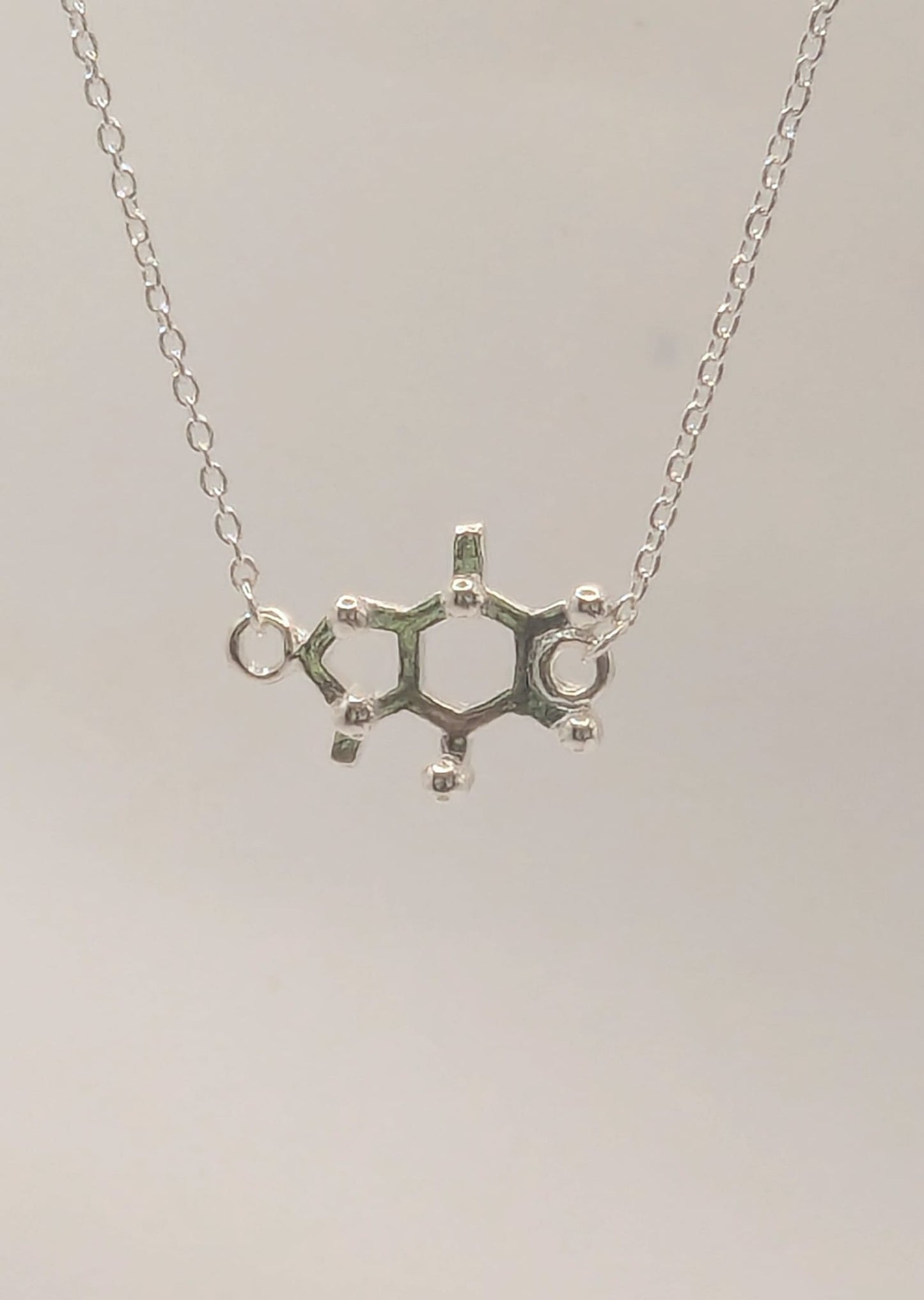 ☕ Collar Molécula de Cafeína – Energía, Enfoque e Inspiración en Plata 925 o Bañado en Oro 18k