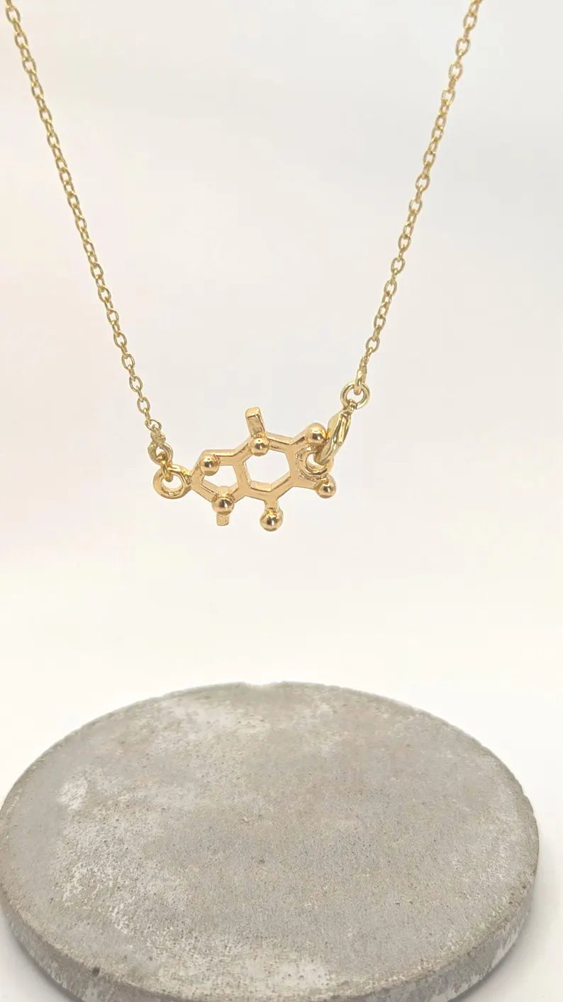 ☕ Collar Molécula de Cafeína – Energía, Enfoque e Inspiración en Plata 925 o Bañado en Oro 18k