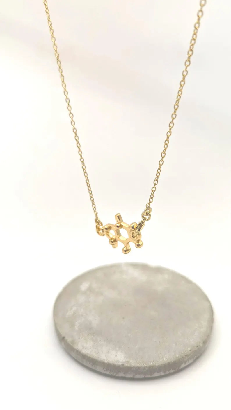 ☕ Collar Molécula de Cafeína – Energía, Enfoque e Inspiración en Plata 925 o Bañado en Oro 18k