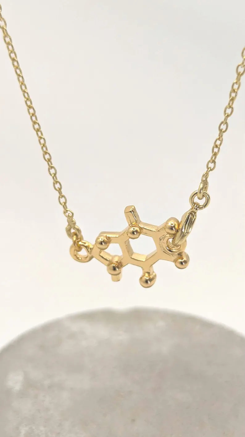 ☕ Collar Molécula de Cafeína – Energía, Enfoque e Inspiración en Plata 925 o Bañado en Oro 18k