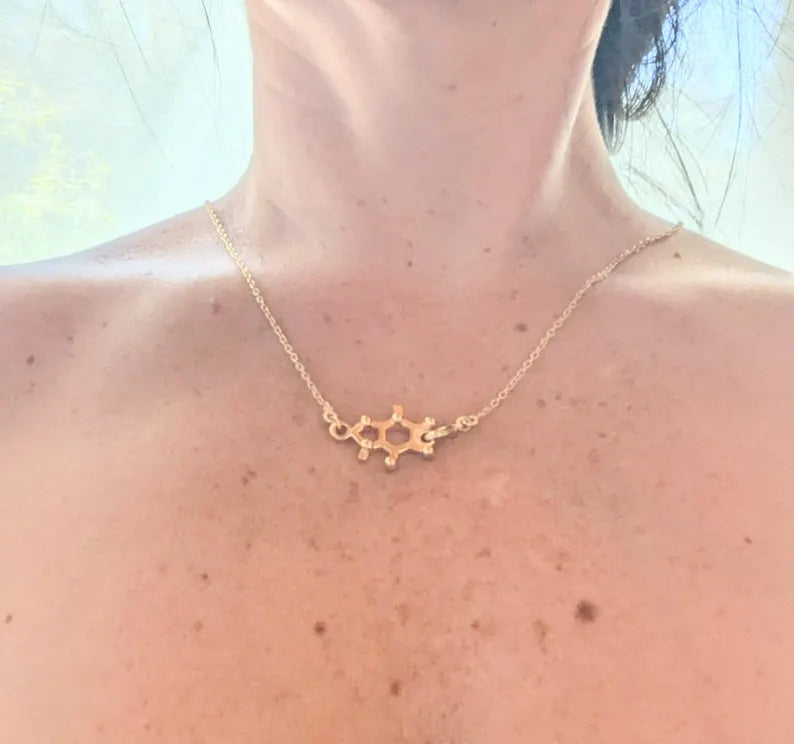 ☕ Collar Molécula de Cafeína – Energía, Enfoque e Inspiración en Plata 925 o Bañado en Oro 18k