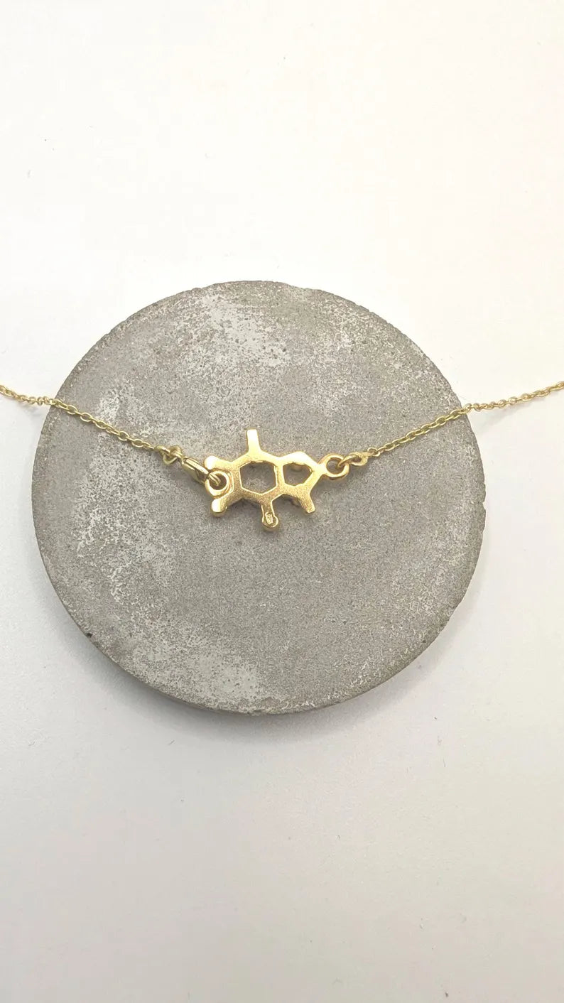 ☕ Collar Molécula de Cafeína – Energía, Enfoque e Inspiración en Plata 925 o Bañado en Oro 18k