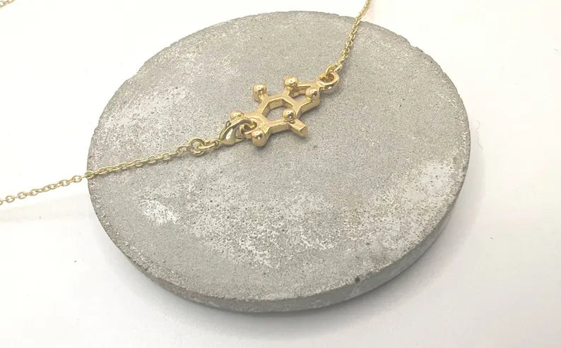 ☕ Collar Molécula de Cafeína – Energía, Enfoque e Inspiración en Plata 925 o Bañado en Oro 18k