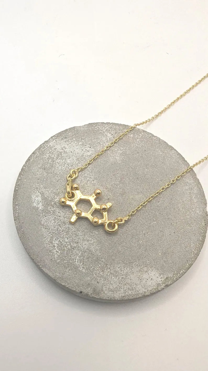 ☕ Collar Molécula de Cafeína – Energía, Enfoque e Inspiración en Plata 925 o Bañado en Oro 18k