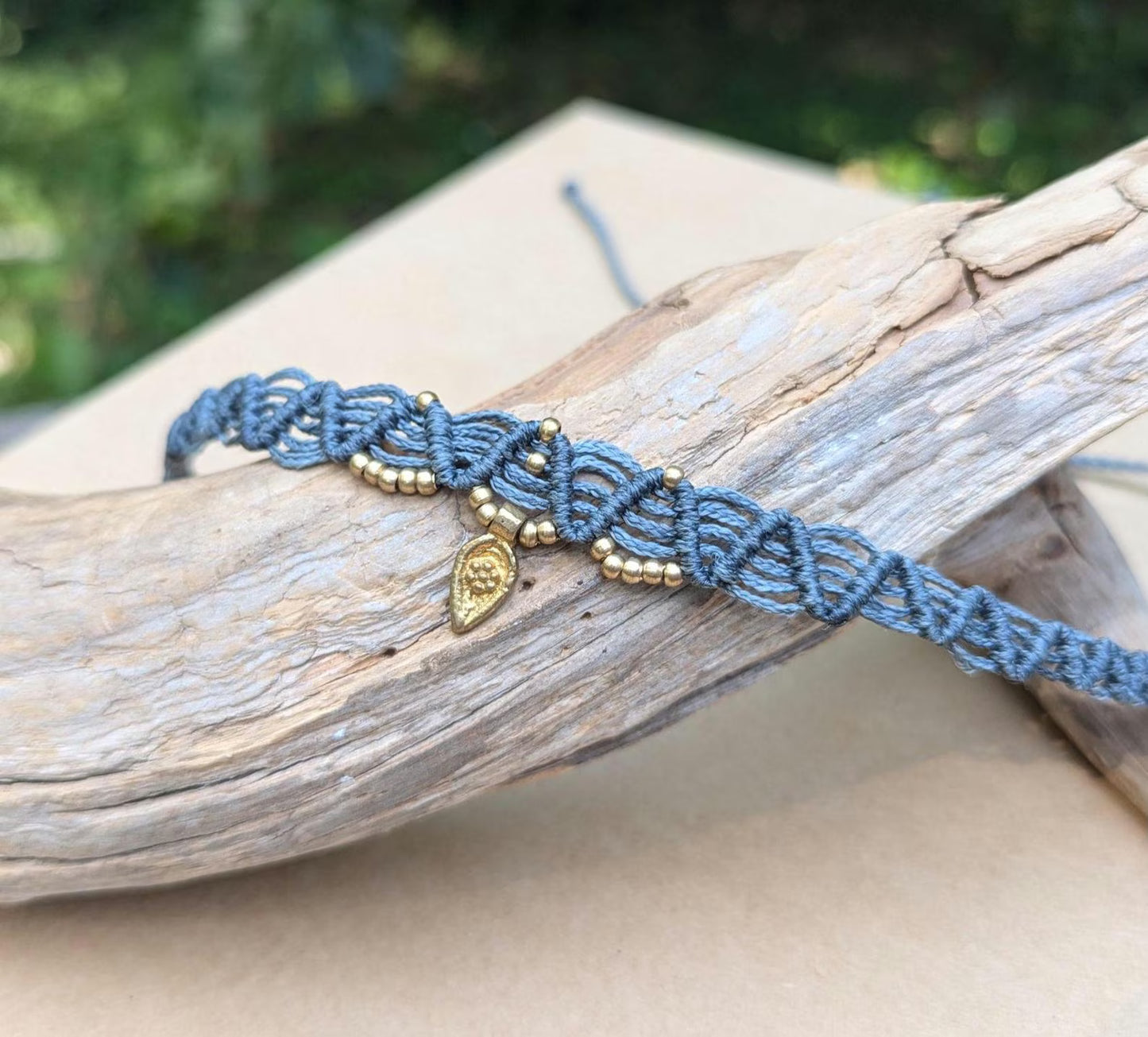 Choker de Macramé con Cuentas de Bronce