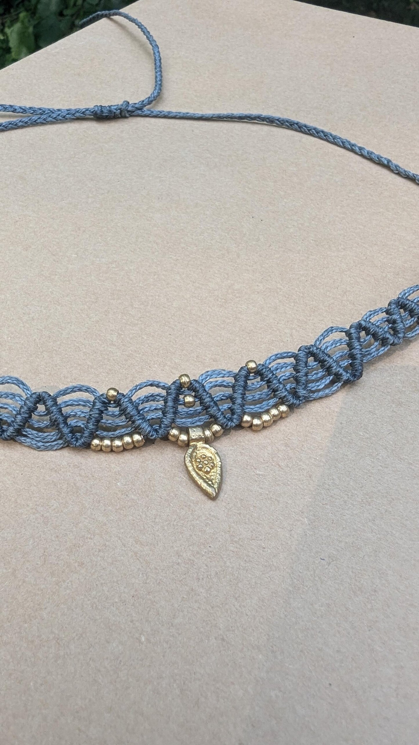 Choker de Macramé con Cuentas de Bronce