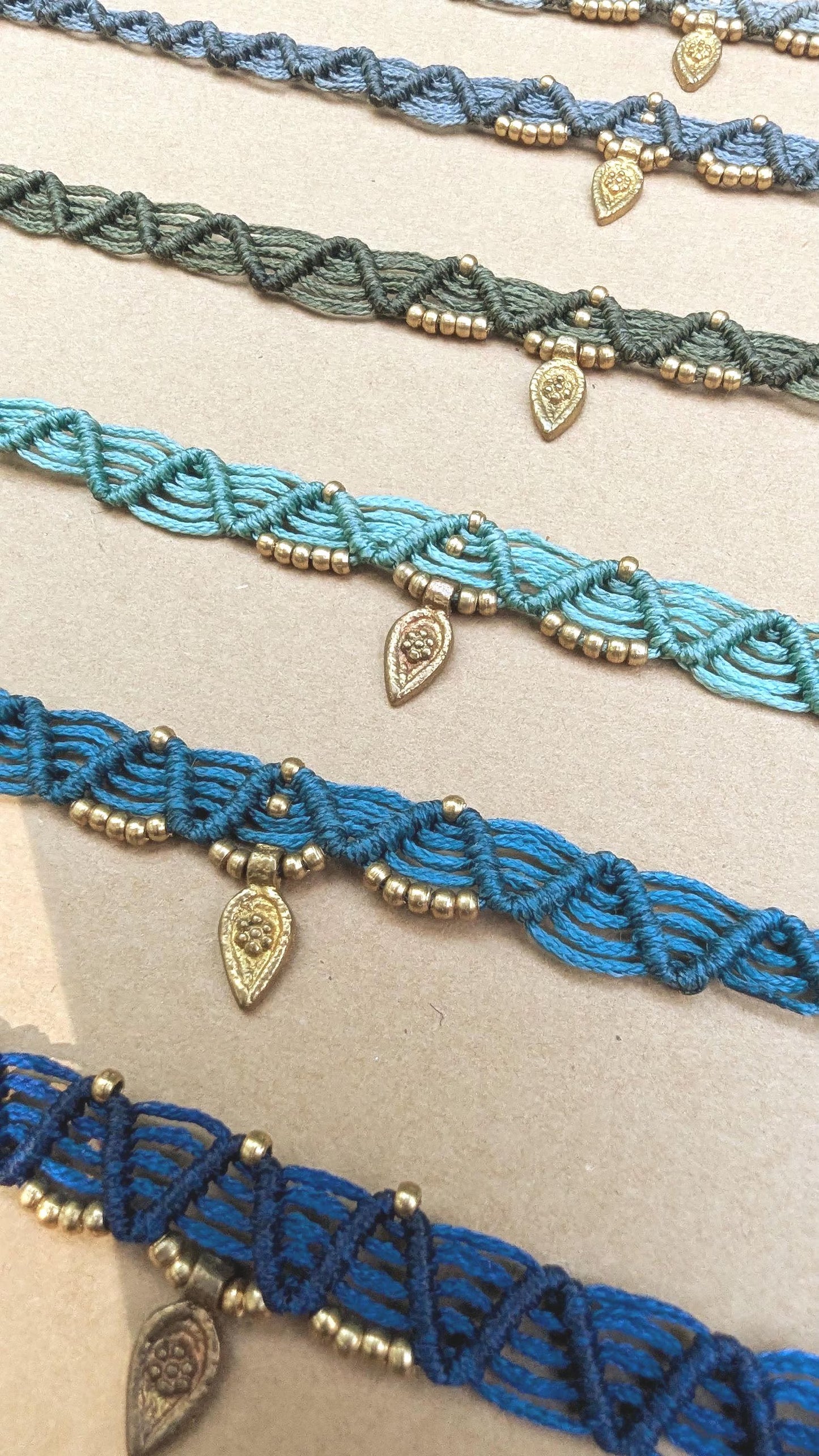 Choker de Macramé con Cuentas de Bronce