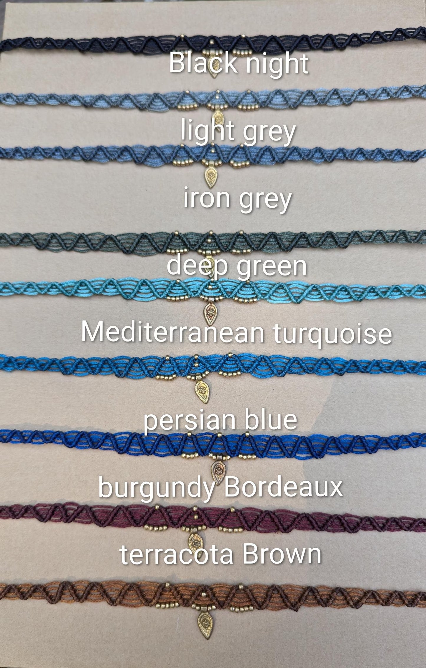 Choker de Macramé con Cuentas de Bronce