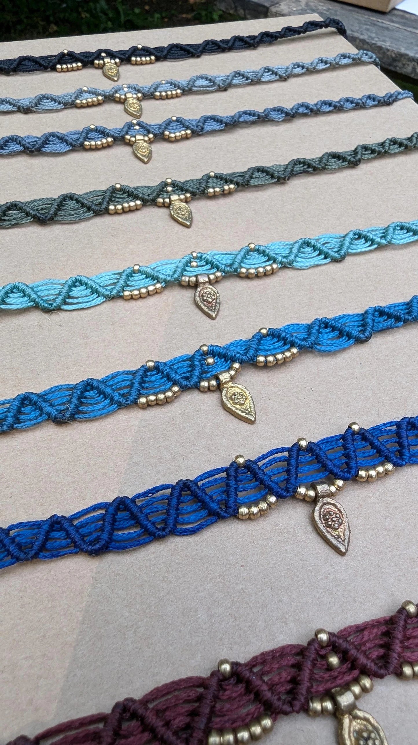Choker de Macramé con Cuentas de Bronce