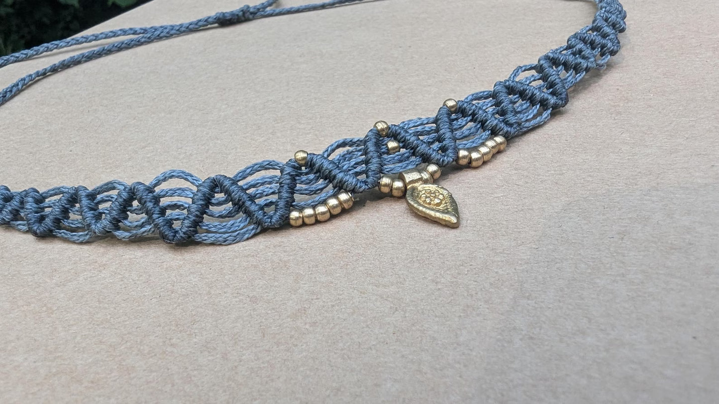 Choker de Macramé con Cuentas de Bronce