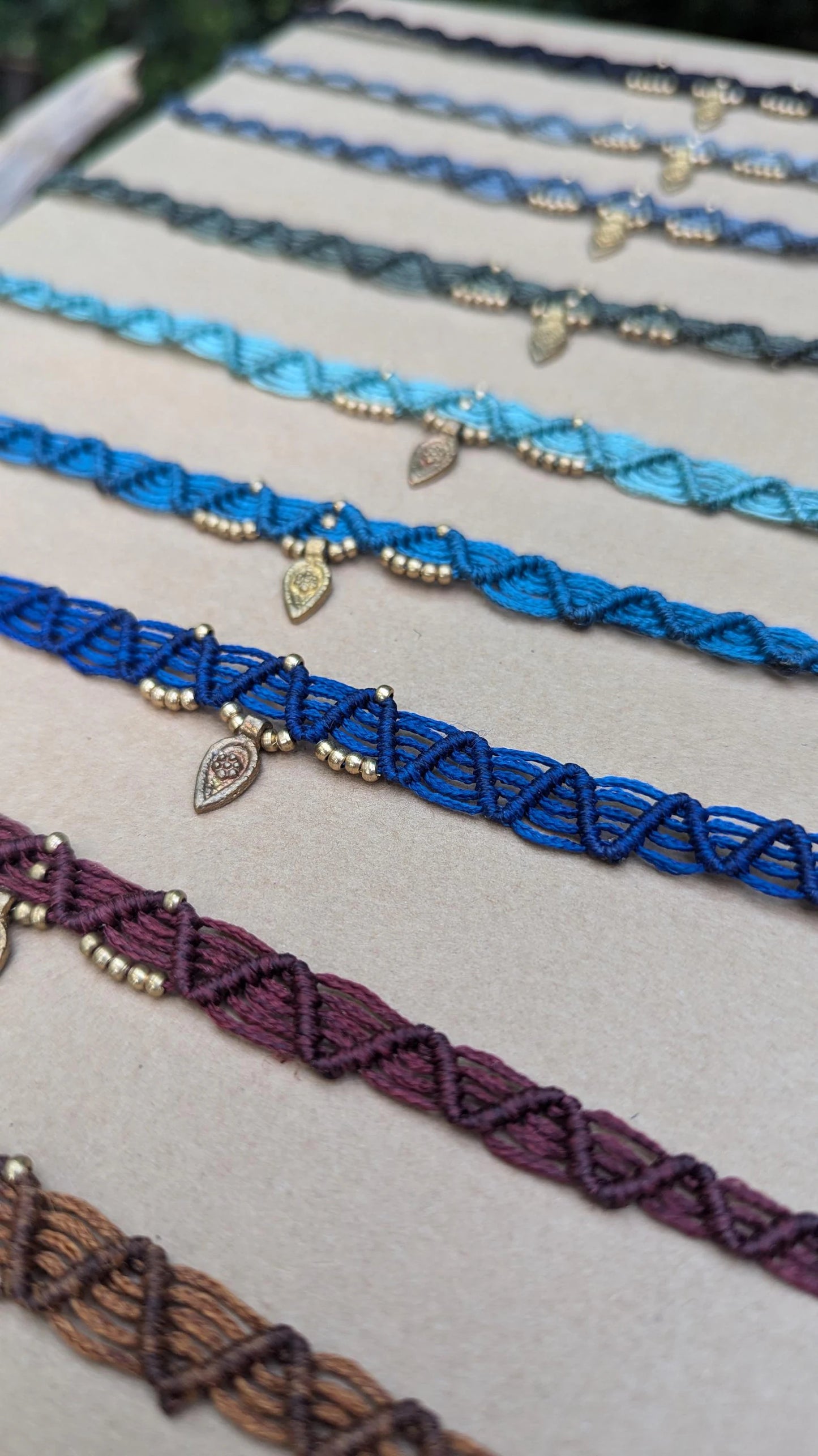Choker de Macramé con Cuentas de Bronce