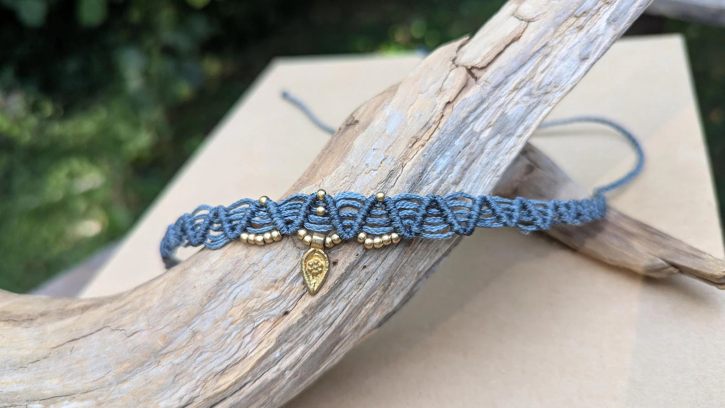 Choker de Macramé con Cuentas de Bronce
