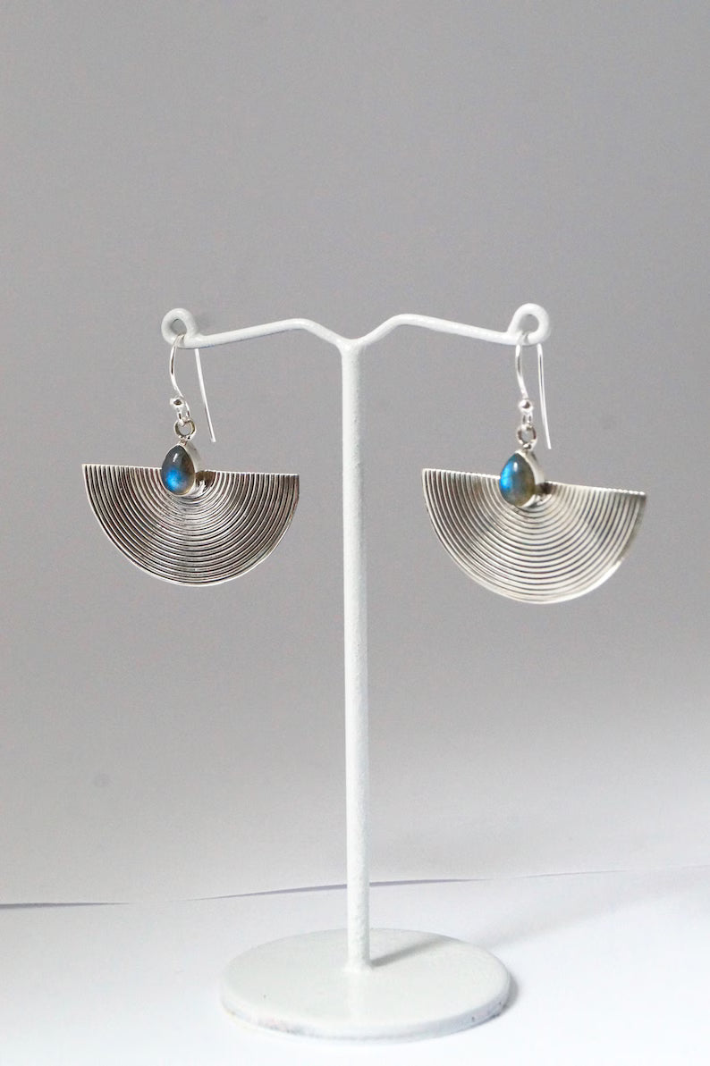 Aros Abanico de Media Luna en Plata 925 con Piedra Luna Arcoíris