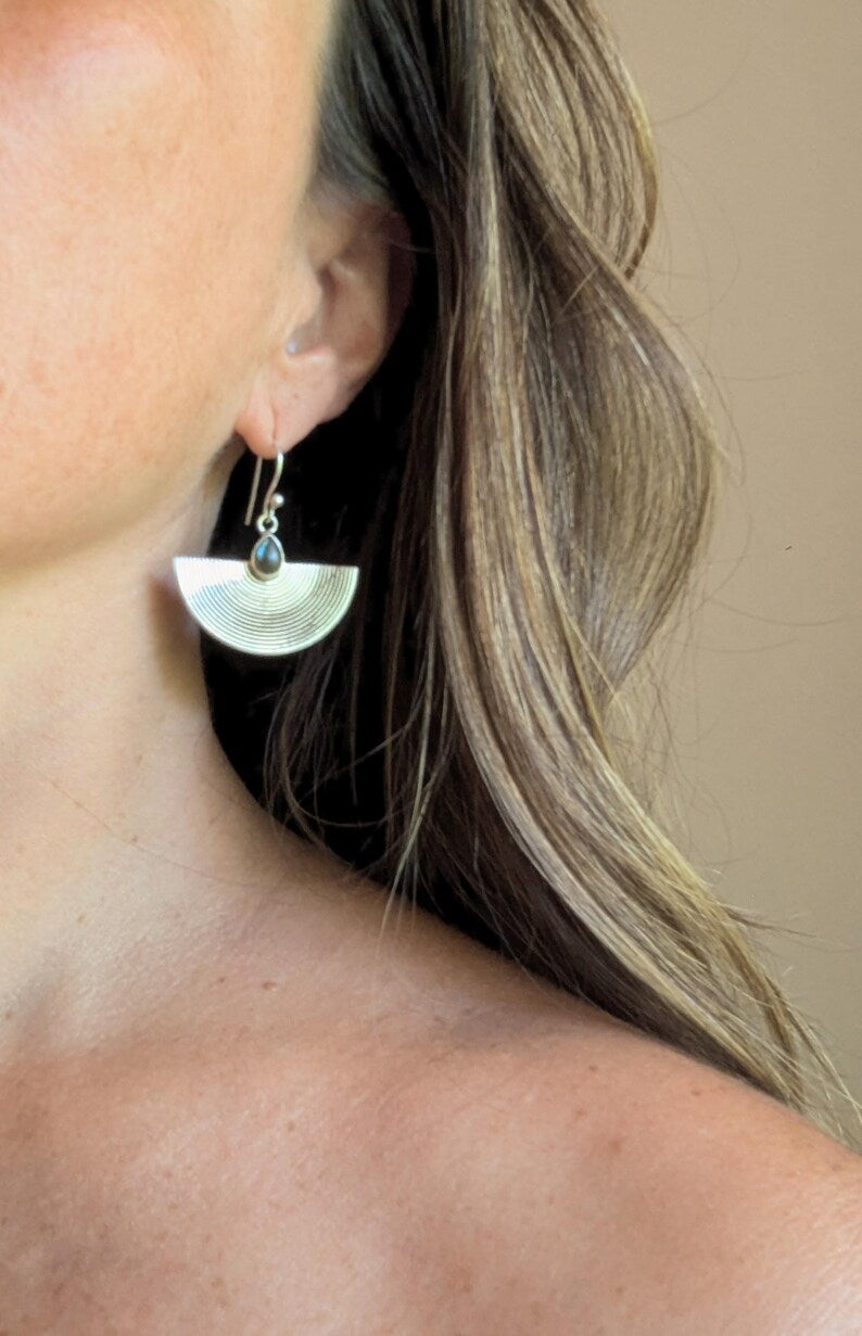 Aros Abanico de Media Luna en Plata 925 con Piedra Luna Arcoíris