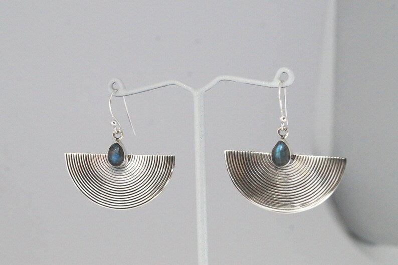 Aros Abanico de Media Luna en Plata 925 con Piedra Luna Arcoíris
