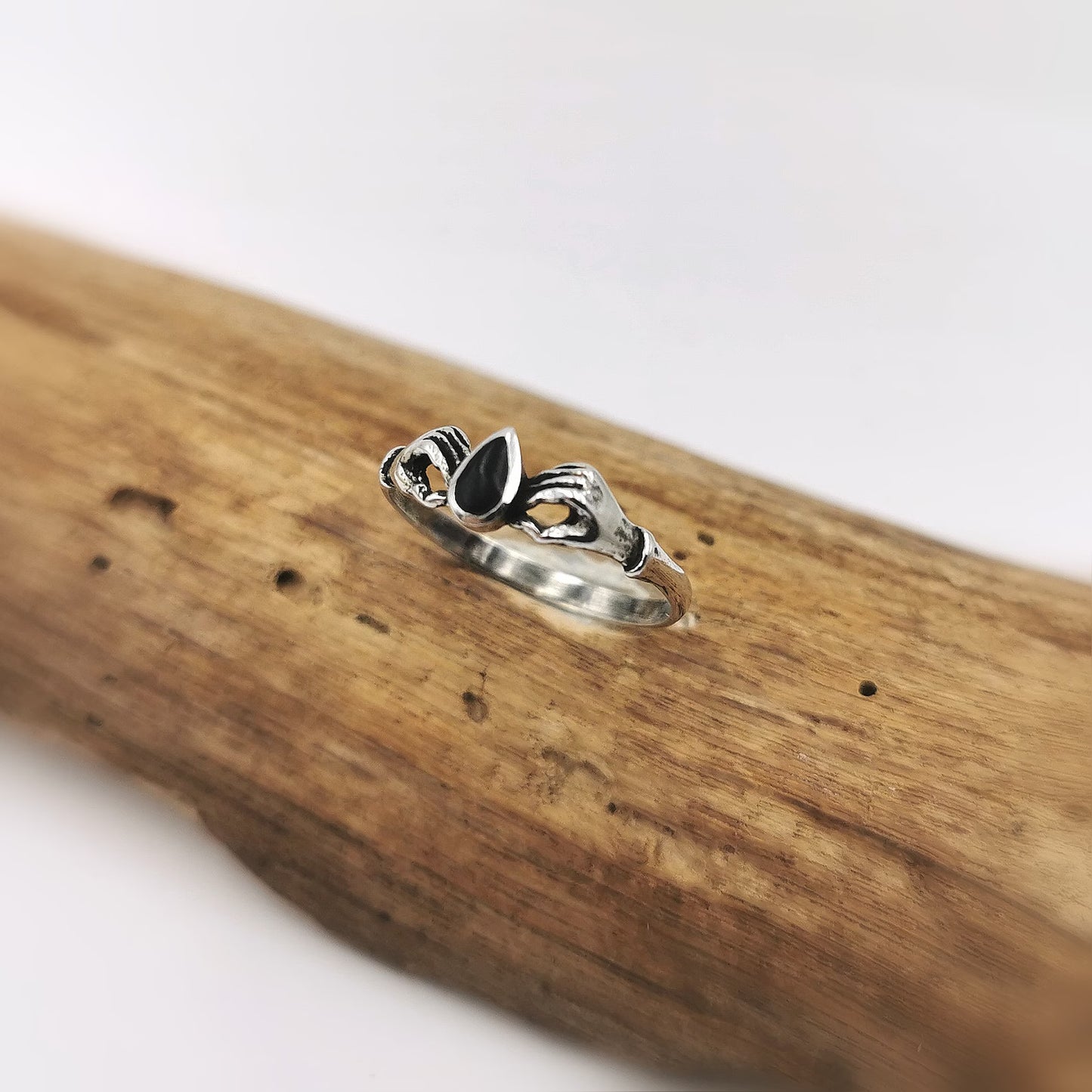 Anillo de Plata 925 con Piedra “Manos que se Abrazan”