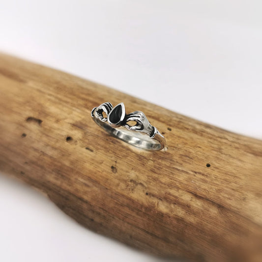Anillo de Plata 925 con Piedra “Manos que se Abrazan”