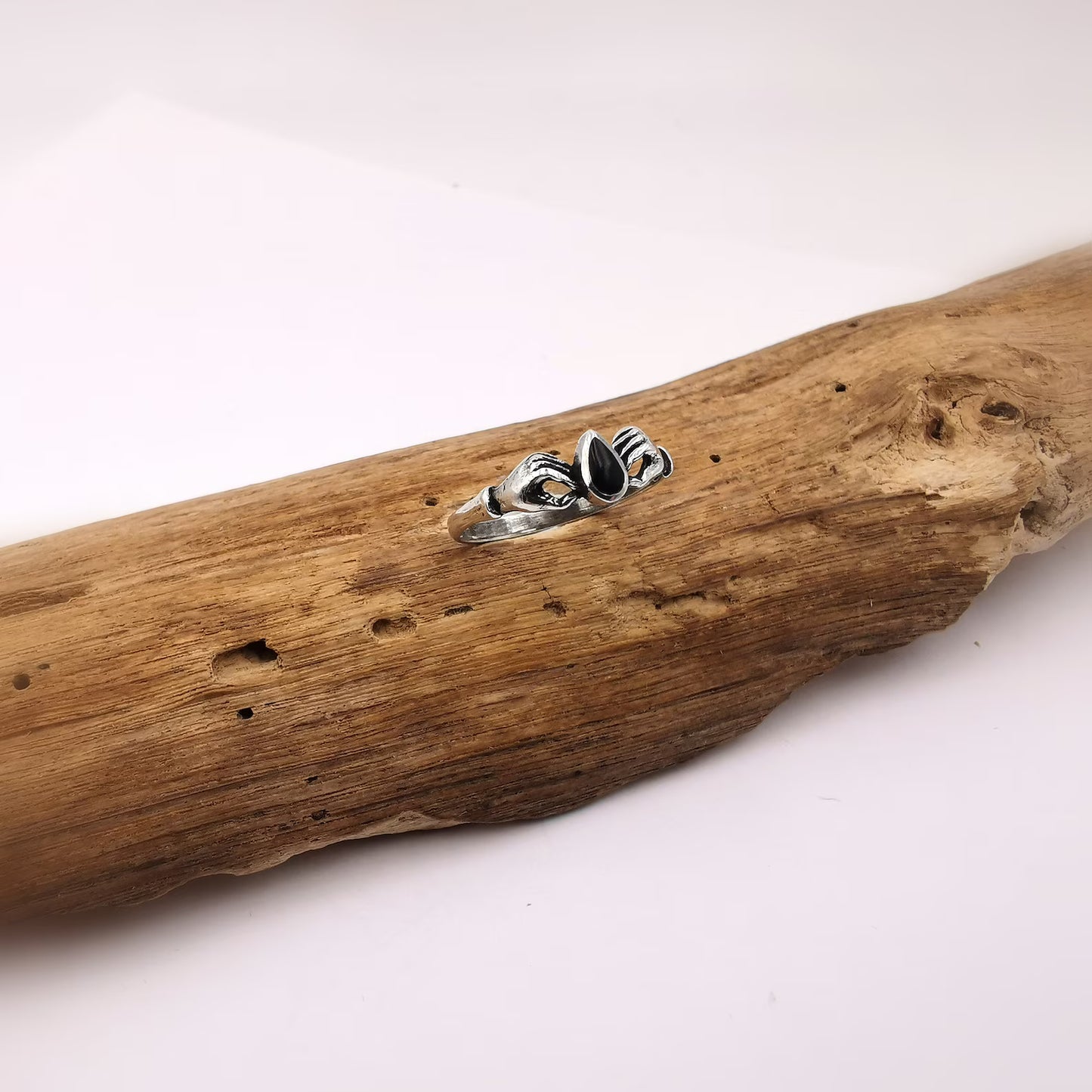 Anillo de Plata 925 con Piedra “Manos que se Abrazan”
