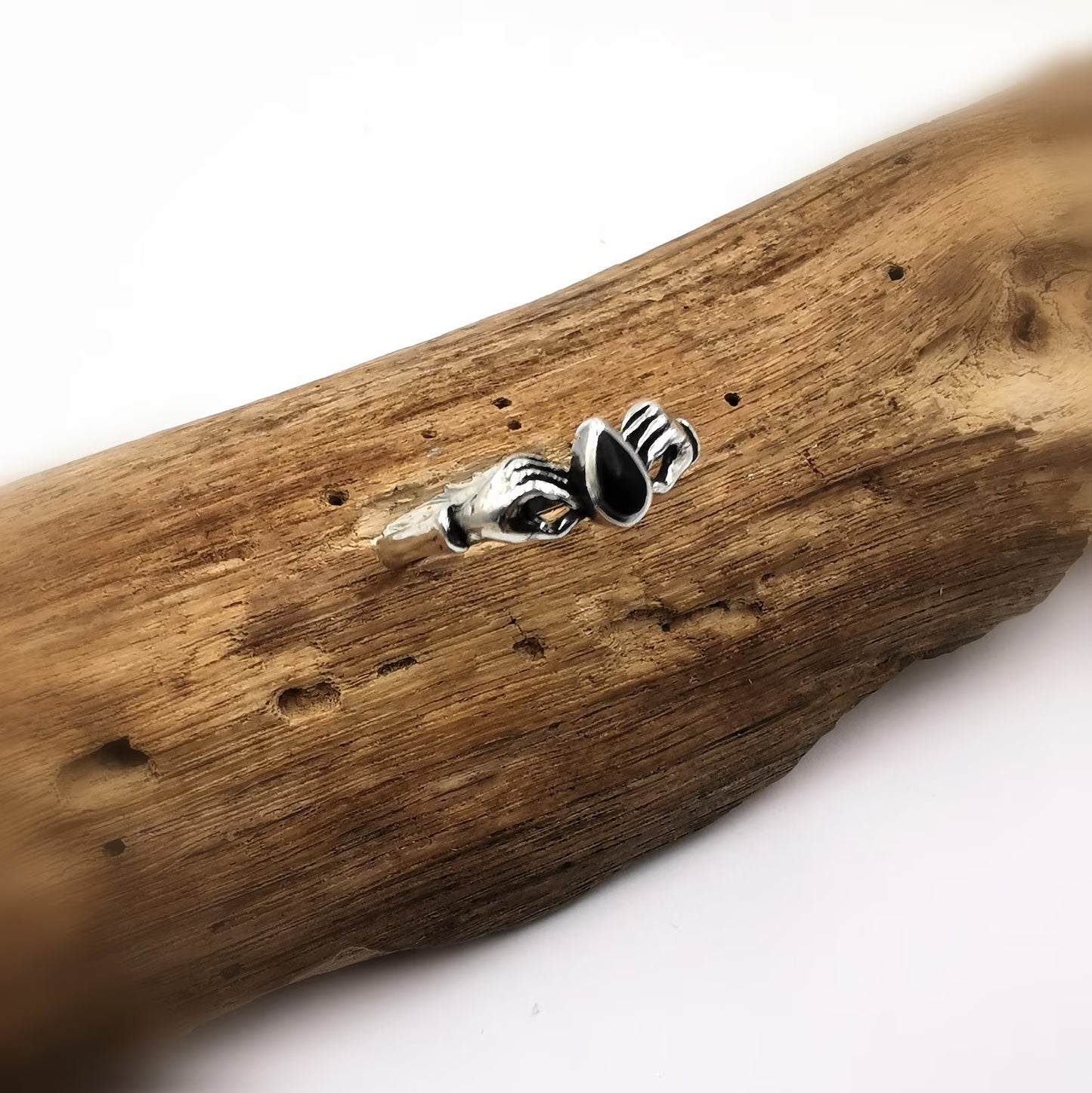Anillo de Plata 925 con Piedra “Manos que se Abrazan”