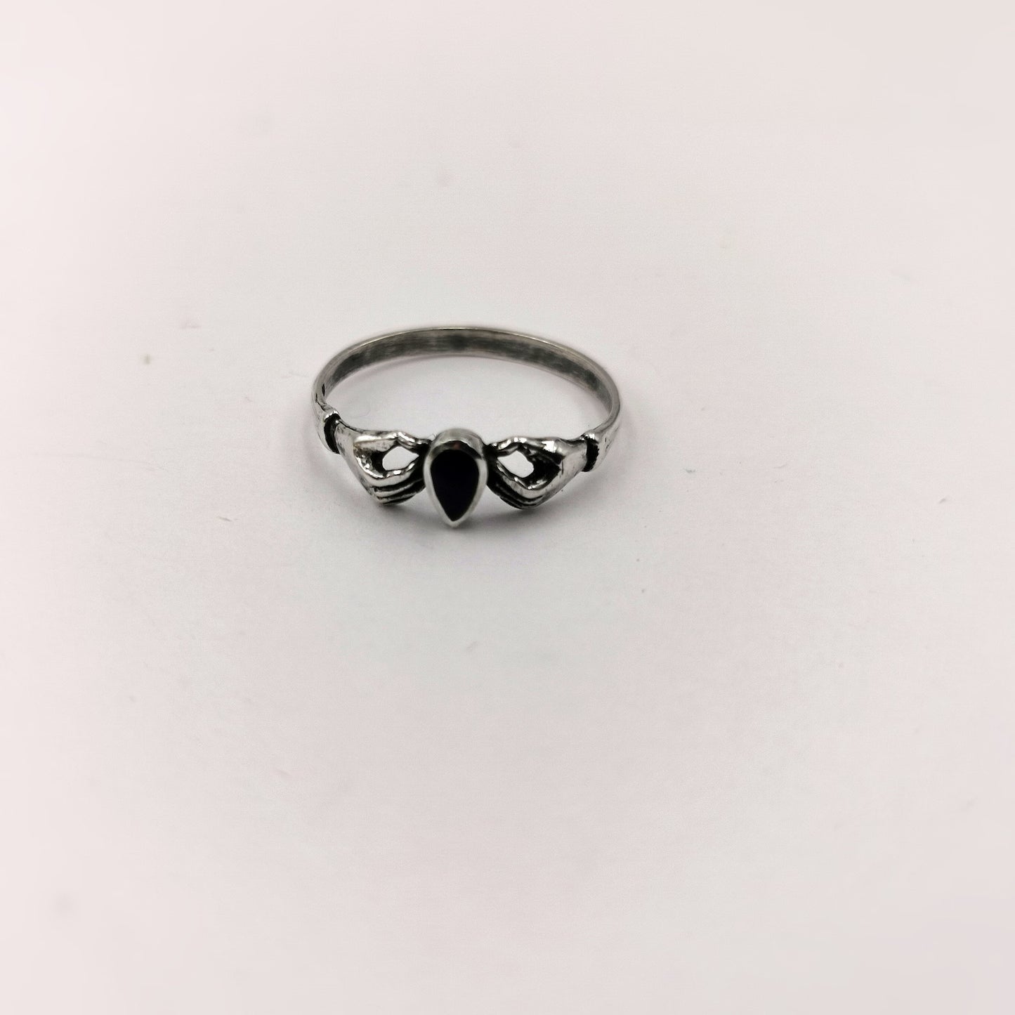 Anillo de Plata 925 con Piedra “Manos que se Abrazan”