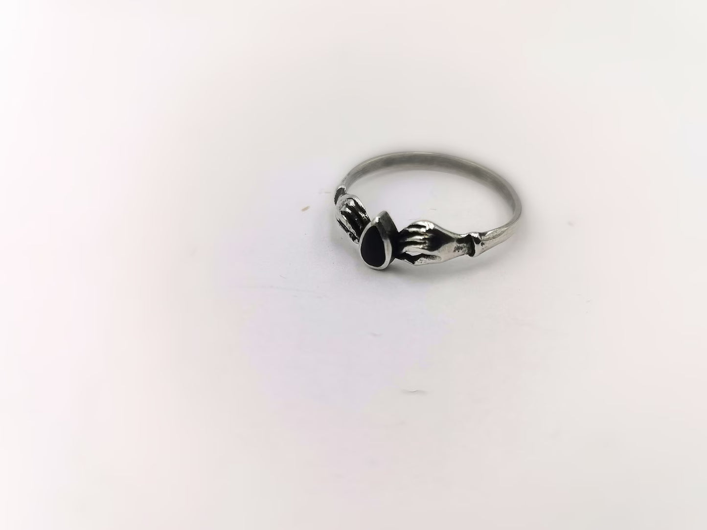 Anillo de Plata 925 con Piedra “Manos que se Abrazan”