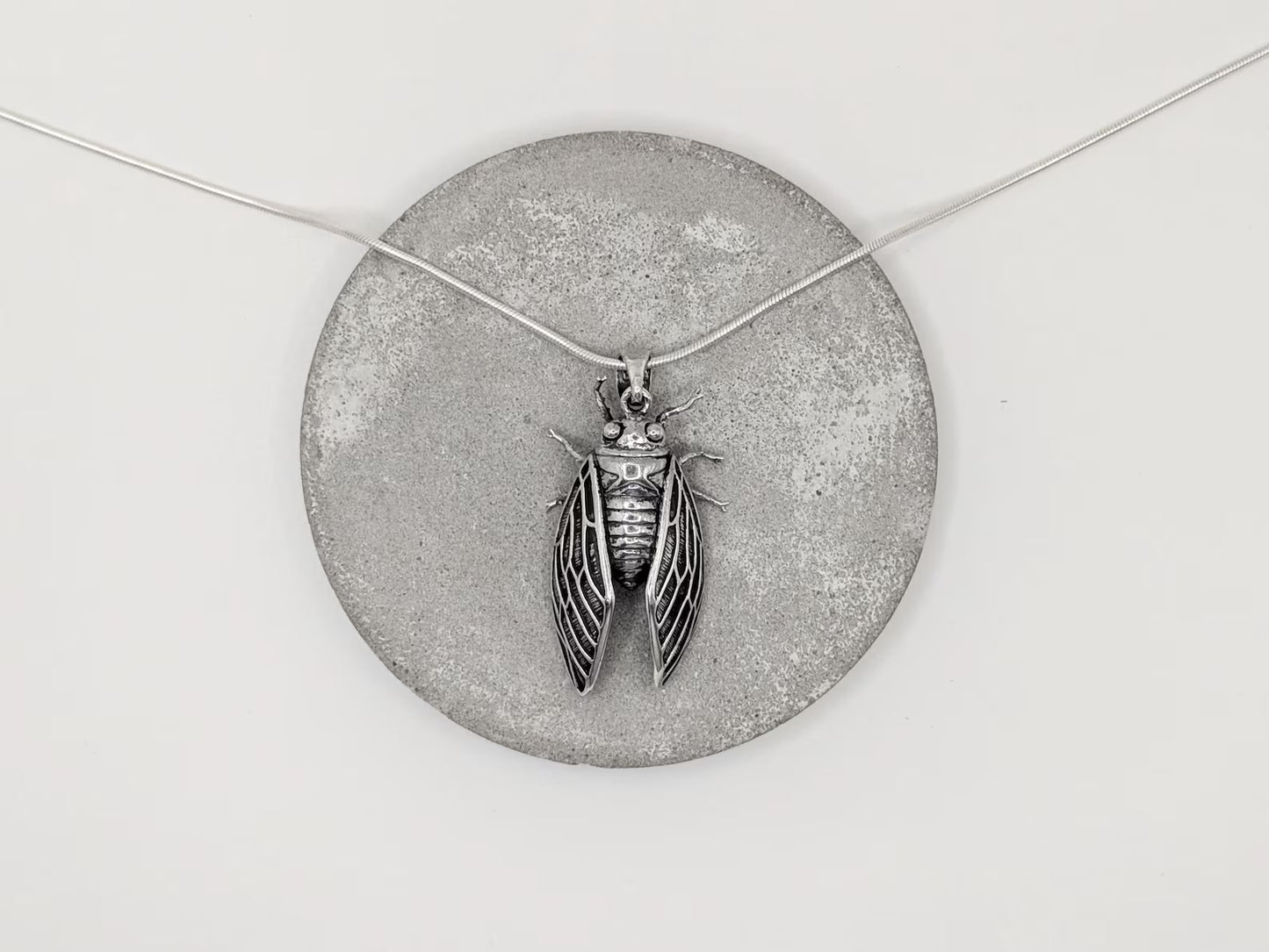 Colgante Cigarra en Plata 925 – Inspirado en la Naturaleza