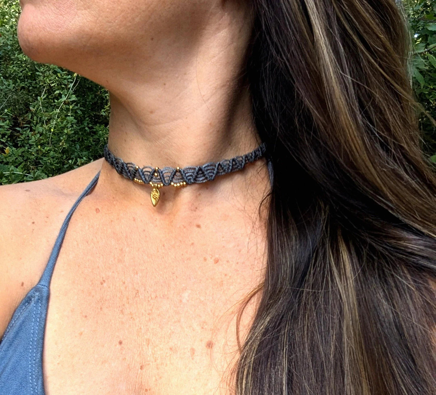 Choker de Macramé con Cuentas de Bronce