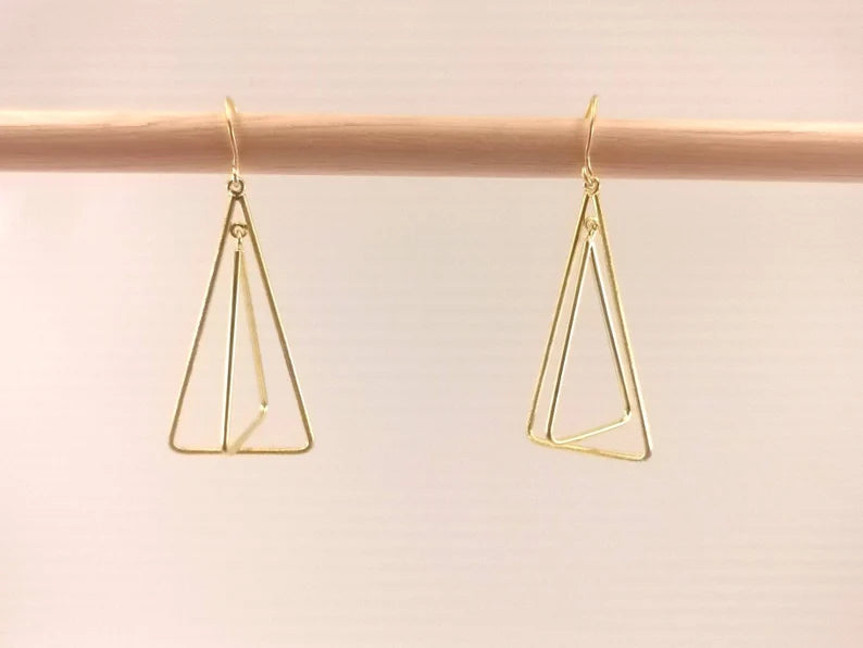 Aros Minimalistas de Doble Triángulo en Plata 925 Bañada en Oro de 18K