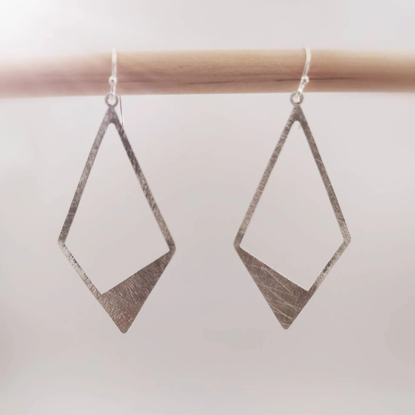Aros Rombo en Plata 925 con Acabado Mate Cepillado – Livianos y Elegantes