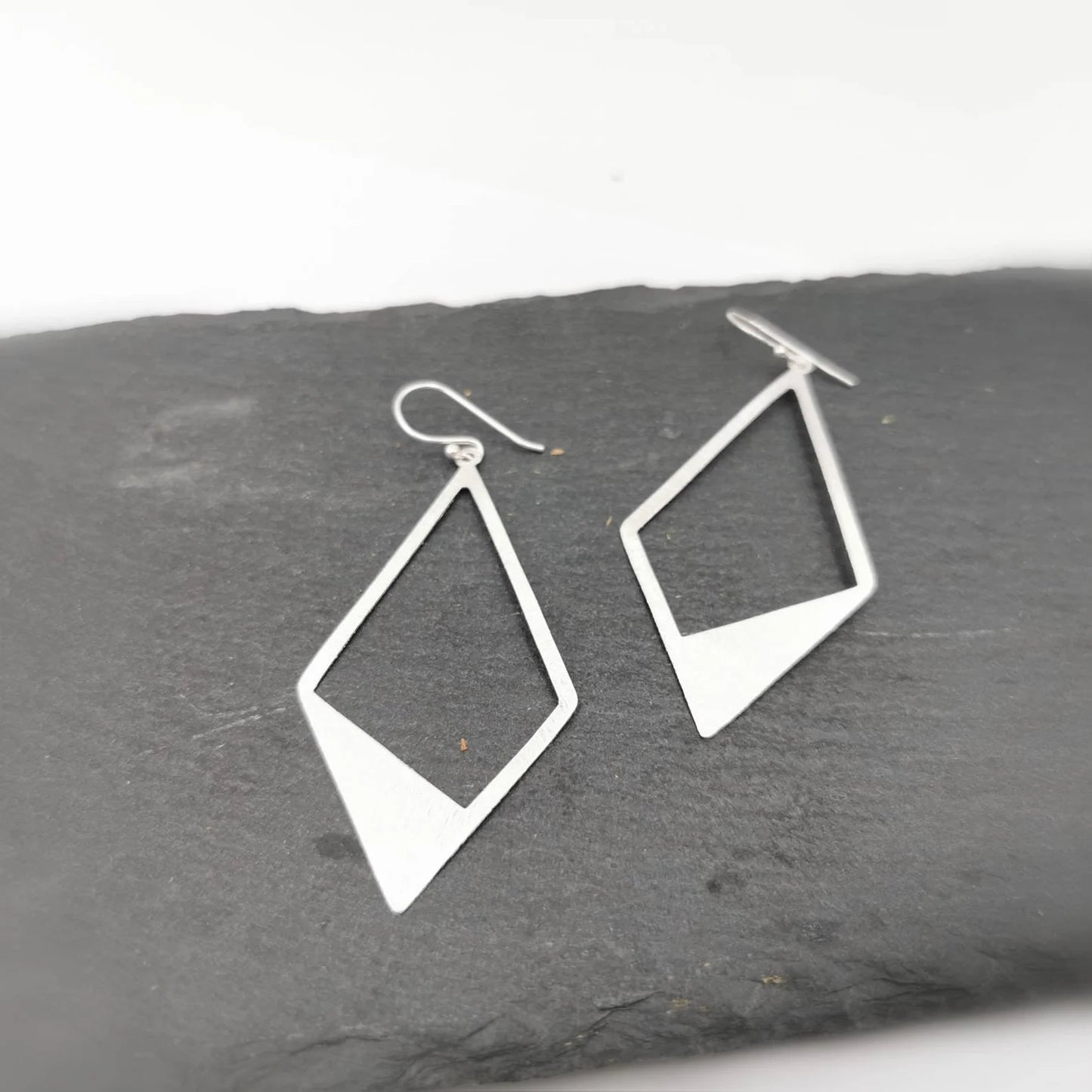 Aros Rombo en Plata 925 con Acabado Mate Cepillado – Livianos y Elegantes