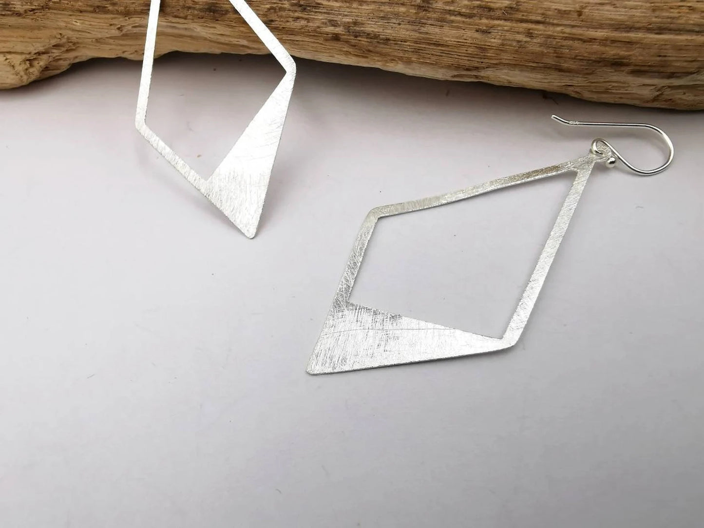 Aros Rombo en Plata 925 con Acabado Mate Cepillado – Livianos y Elegantes