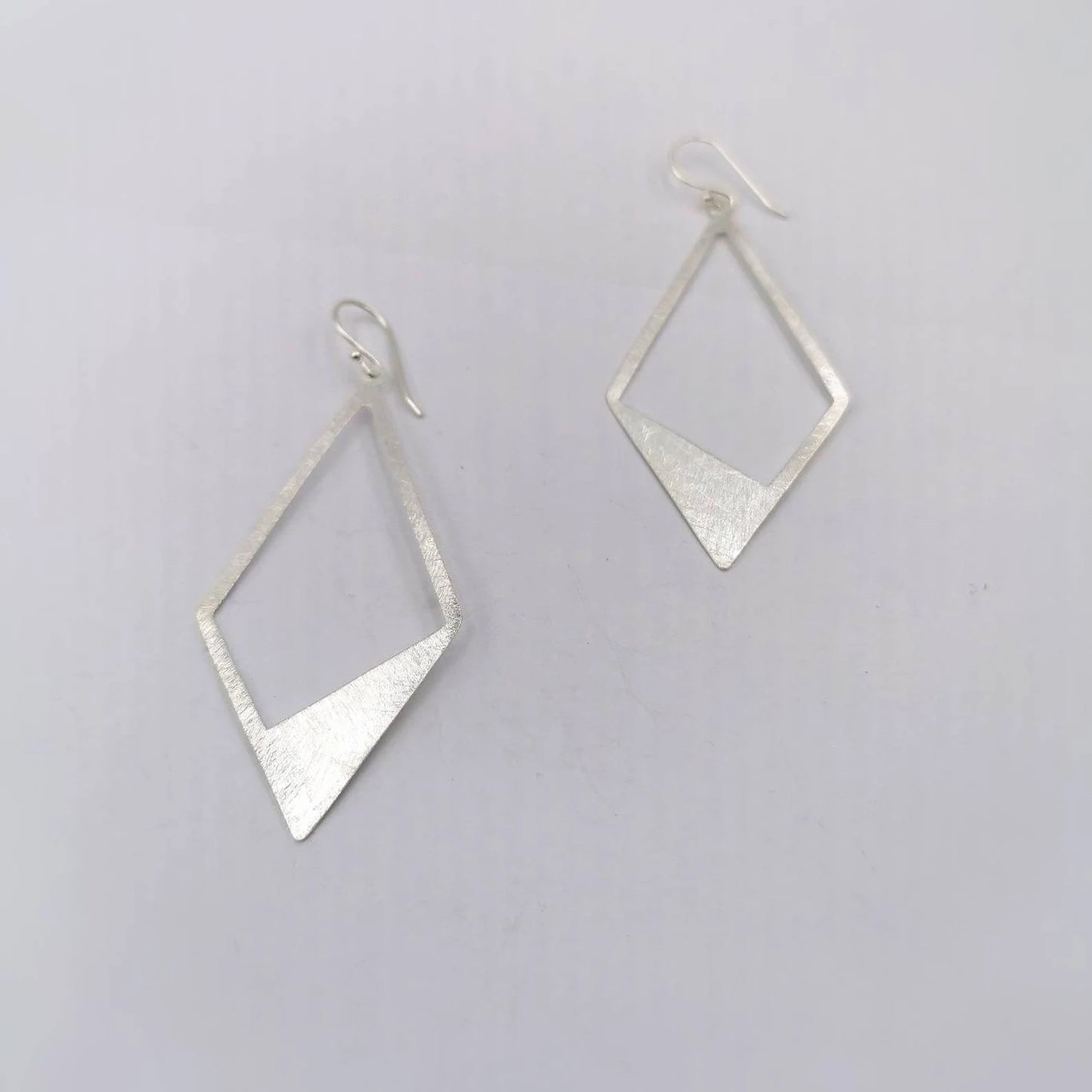 Aros Rombo en Plata 925 con Acabado Mate Cepillado – Livianos y Elegantes