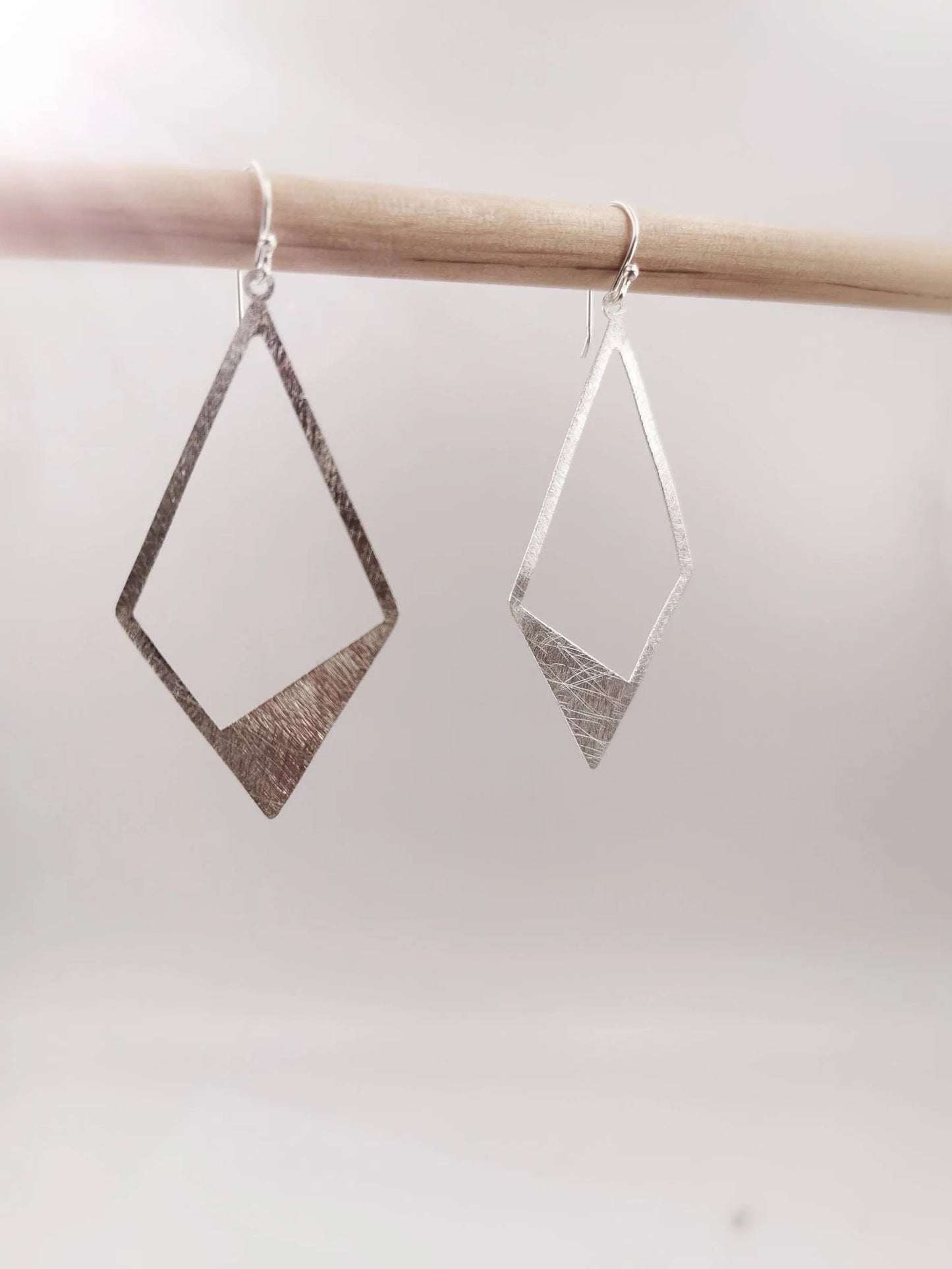 Aros Rombo en Plata 925 con Acabado Mate Cepillado – Livianos y Elegantes