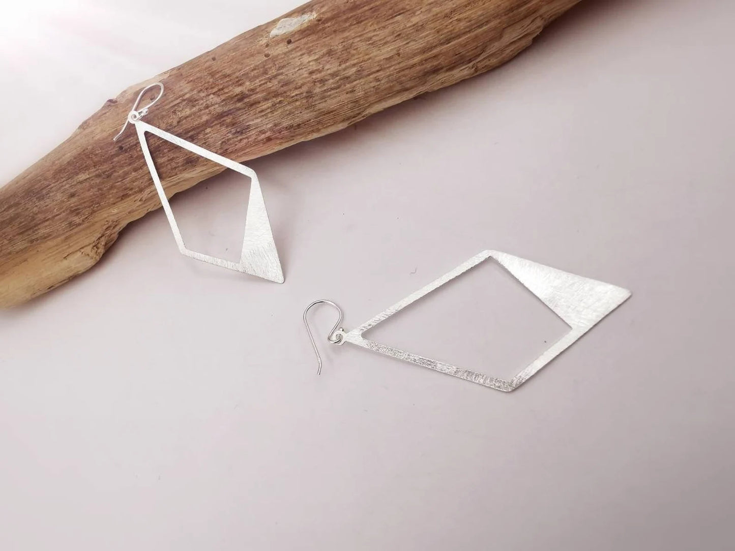 Aros Rombo en Plata 925 con Acabado Mate Cepillado – Livianos y Elegantes