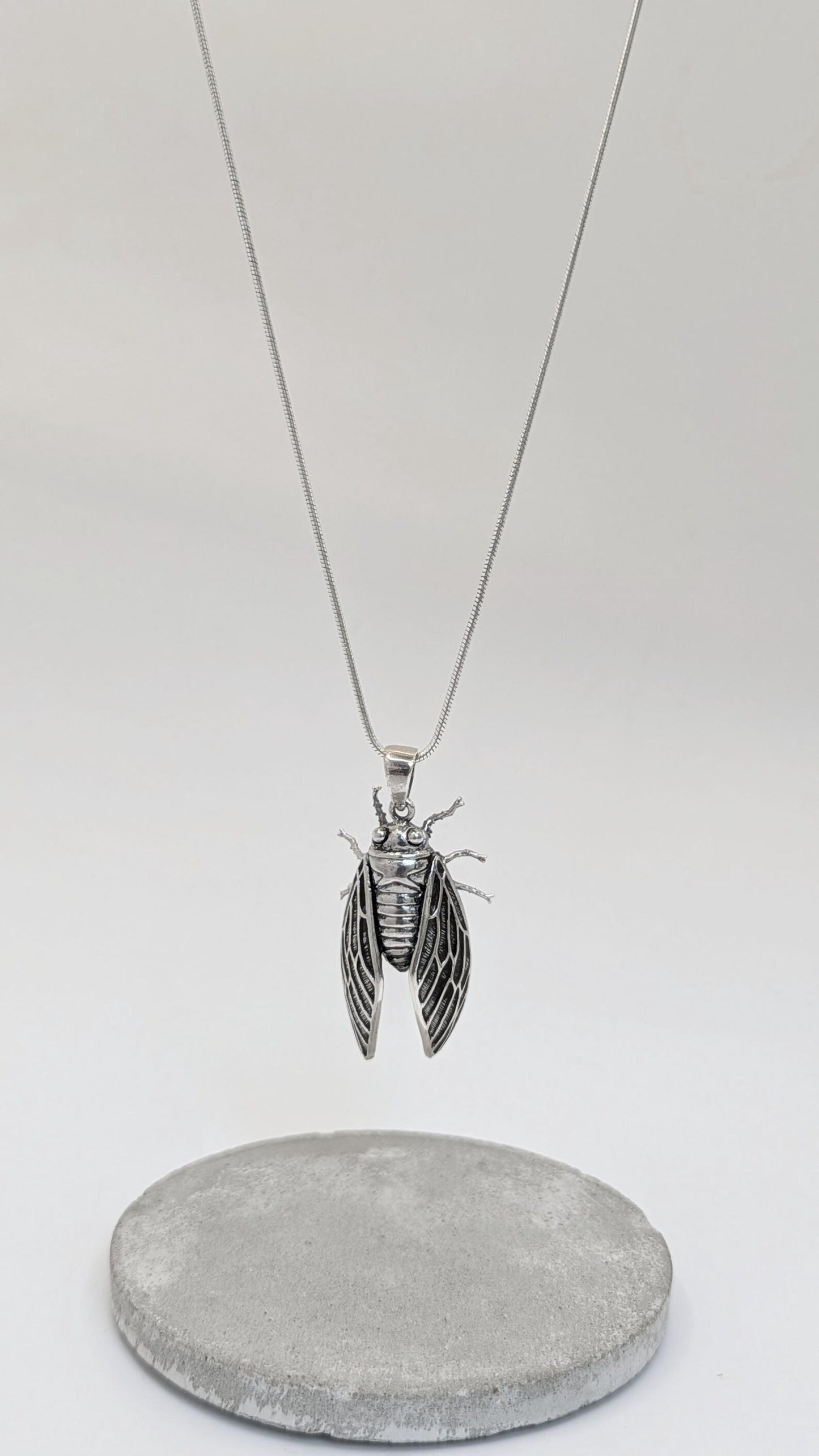 Colgante Cigarra en Plata 925 – Inspirado en la Naturaleza