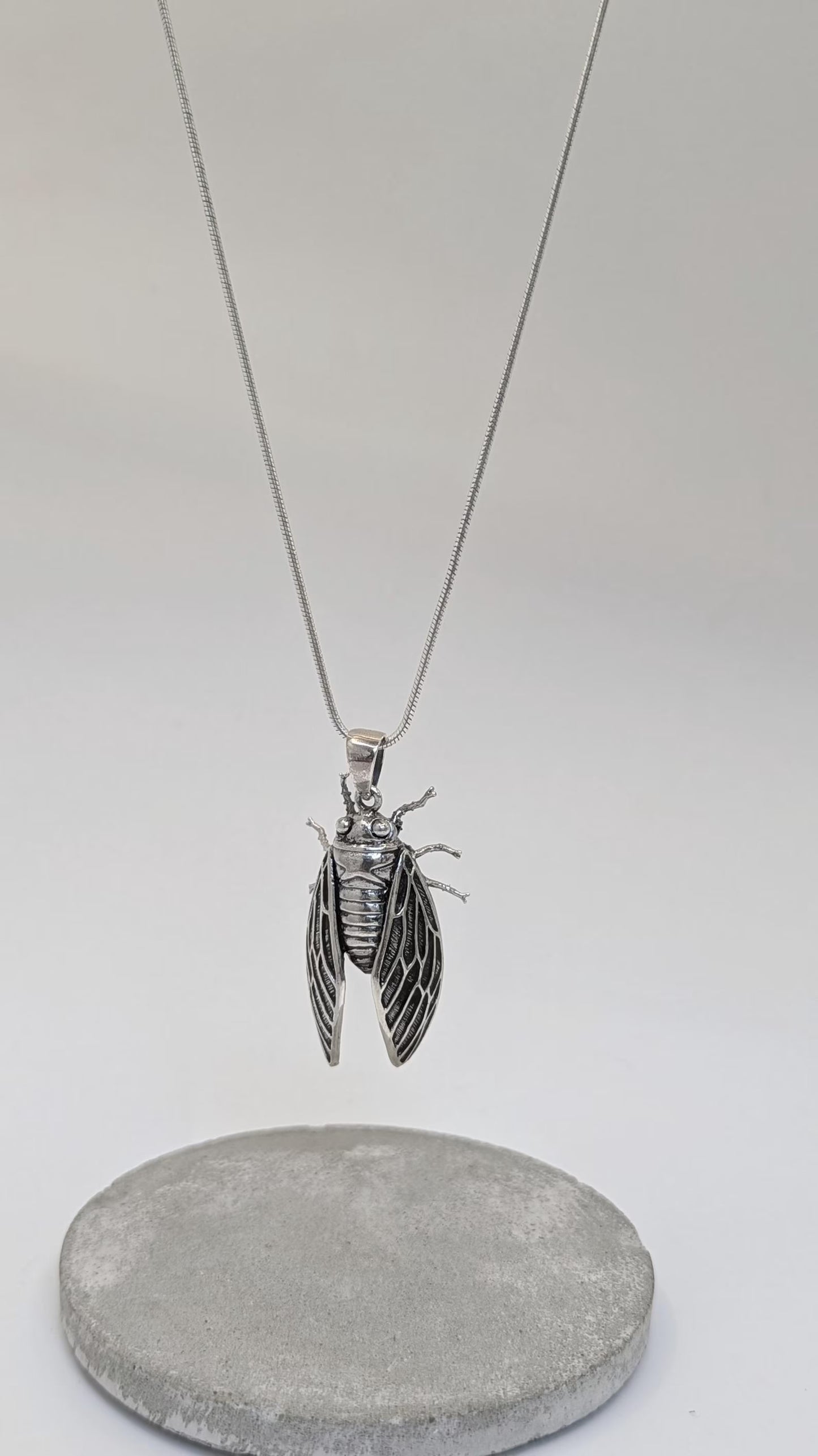Colgante Cigarra en Plata 925 – Inspirado en la Naturaleza
