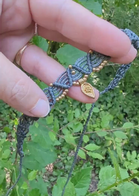 Choker de Macramé con Cuentas de Bronce