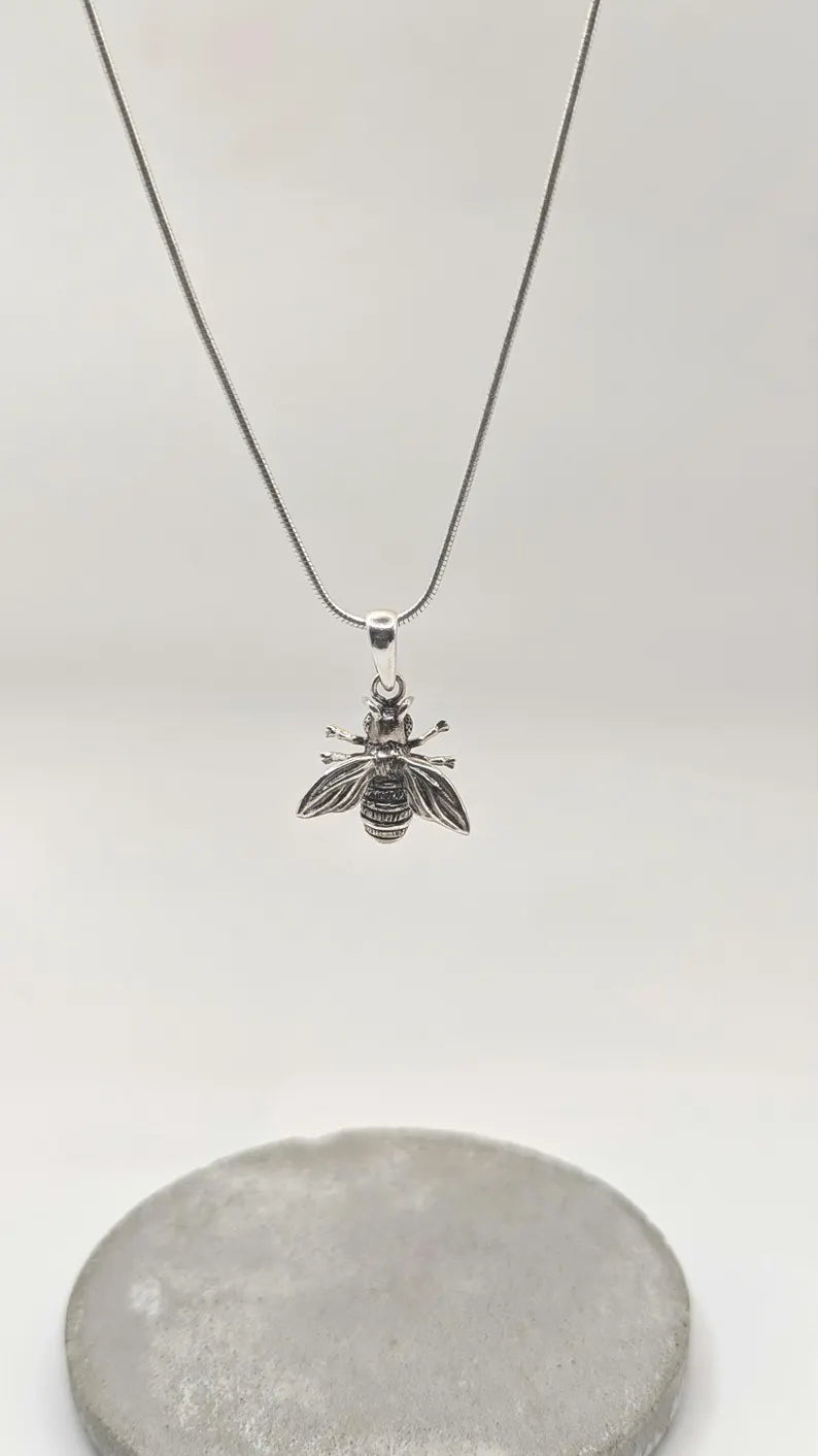 Colgante Abeja en Plata 925 – Detalle Realista