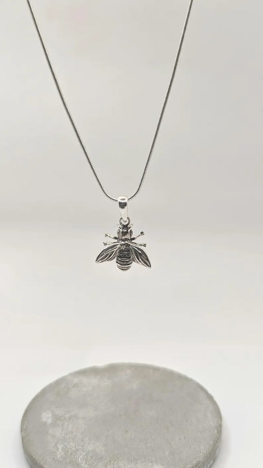 Colgante Abeja en Plata 925 – Detalle Realista