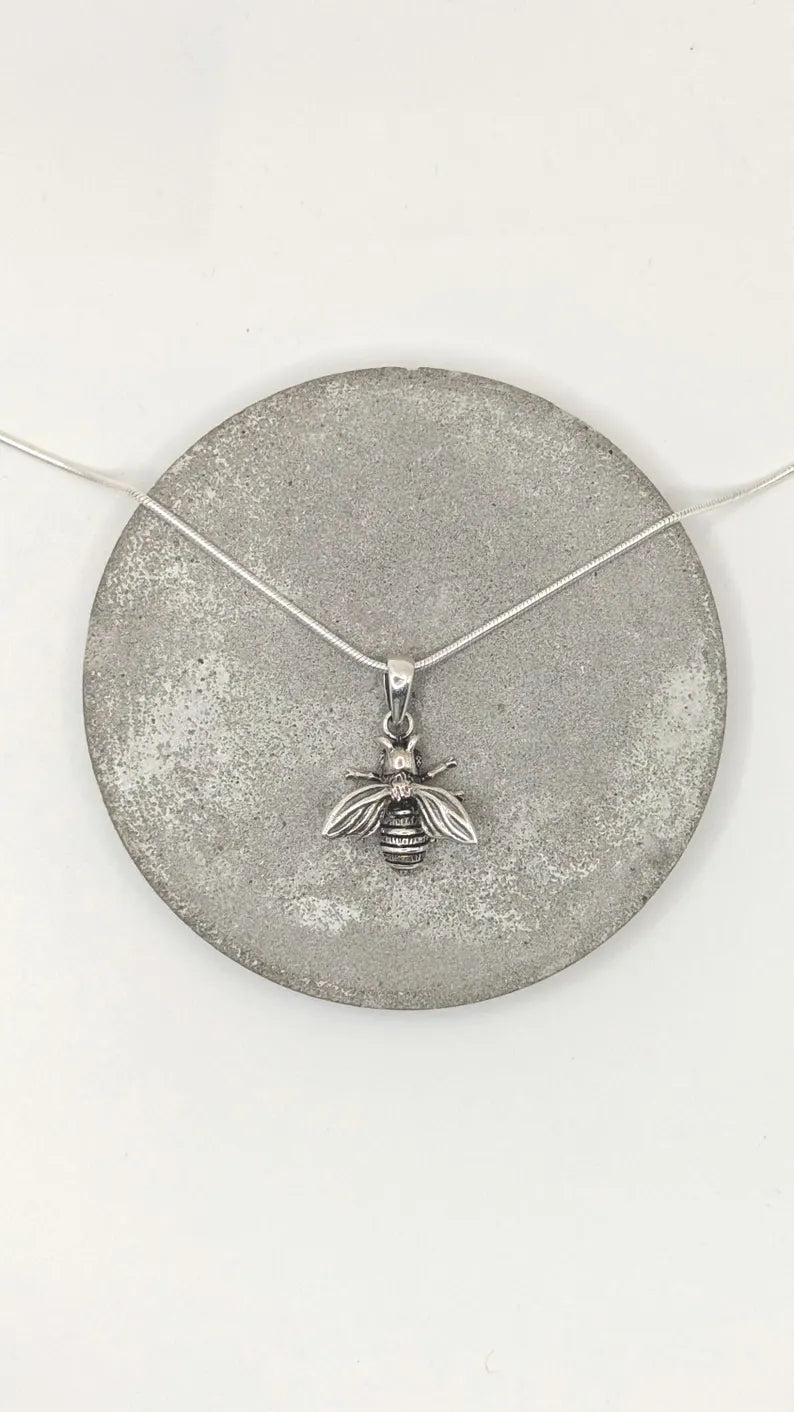 Colgante Abeja en Plata 925 – Detalle Realista