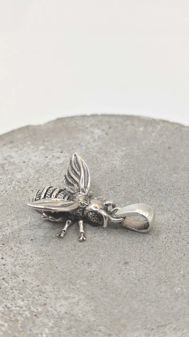 Colgante Abeja en Plata 925 – Detalle Realista