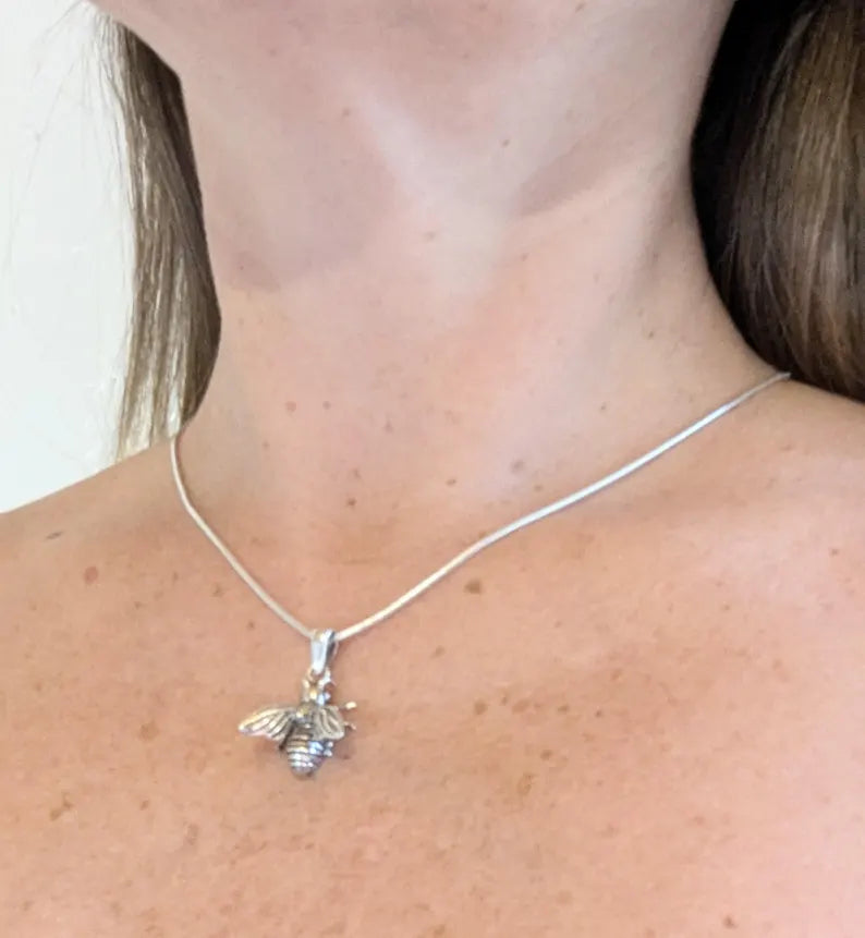 Colgante Abeja en Plata 925 – Detalle Realista