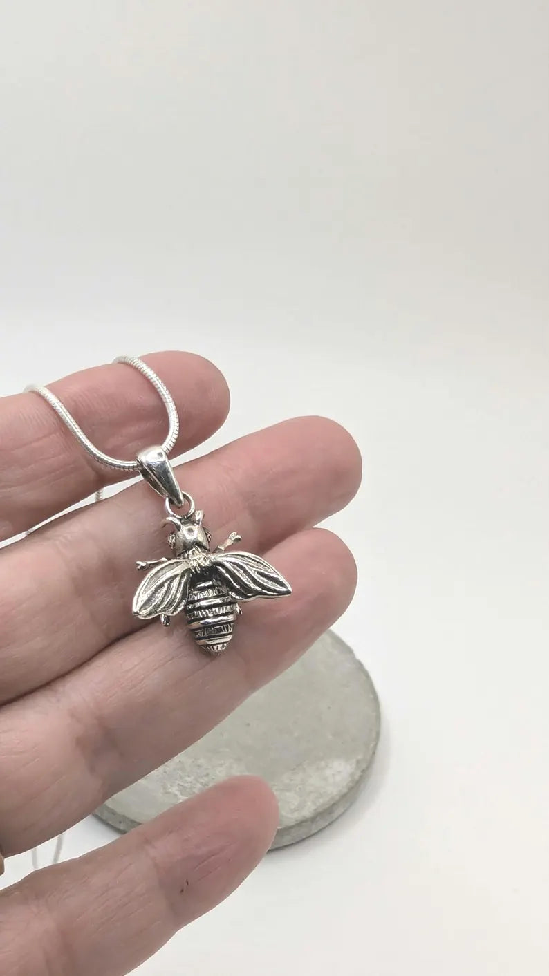 Colgante Abeja en Plata 925 – Detalle Realista
