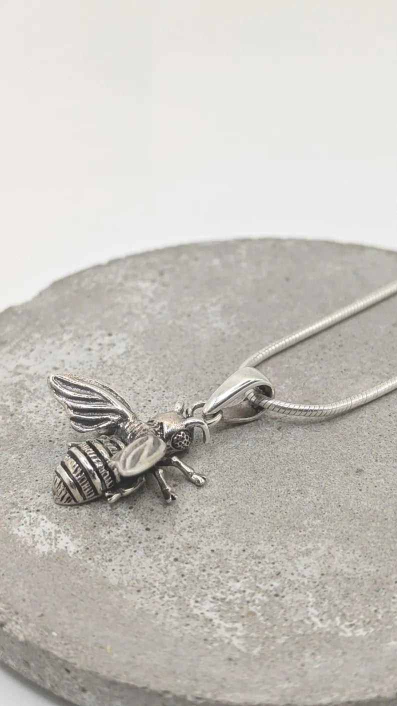 Colgante Abeja en Plata 925 – Detalle Realista