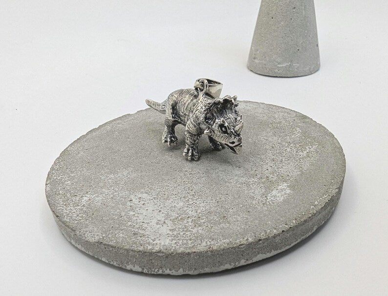 Colgante Triceratops en Plata 925 – Joyería Prehistórica